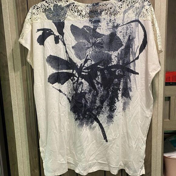 Women’s Large B&W Floral Top with Crochet Shoulders (No Brand Tag) - Picture 2 of 4